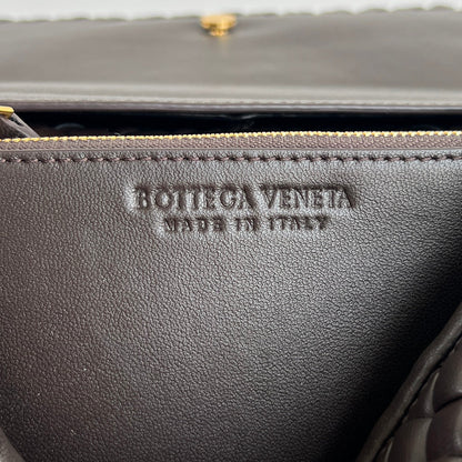 SAC BANDOULIÈRE PATTI 26 EN AGNEAU CHOCOLAT