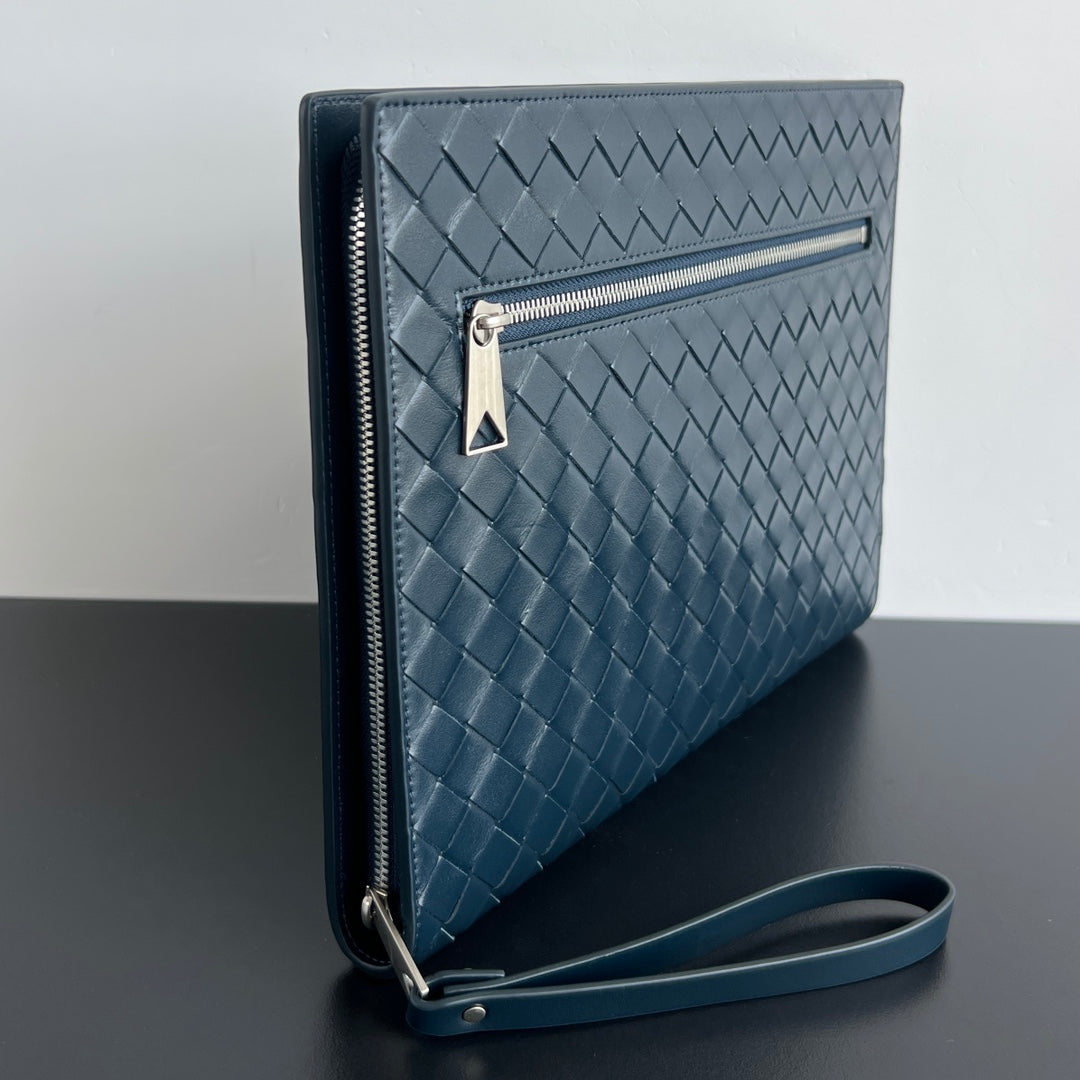 POCHETTE INTRECCIATO 32 EN CUIR DE VEAU SOUPLE BLEU BOIS DE CHÊNE TEINTÉ