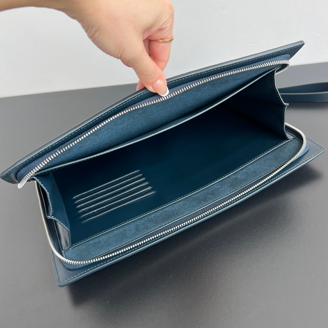 POCHETTE INTRECCIATO 32 EN CUIR DE VEAU SOUPLE BLEU BOIS DE CHÊNE TEINTÉ