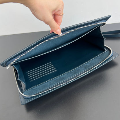 POCHETTE INTRECCIATO 32 EN CUIR DE VEAU SOUPLE BLEU BOIS DE CHÊNE TEINTÉ