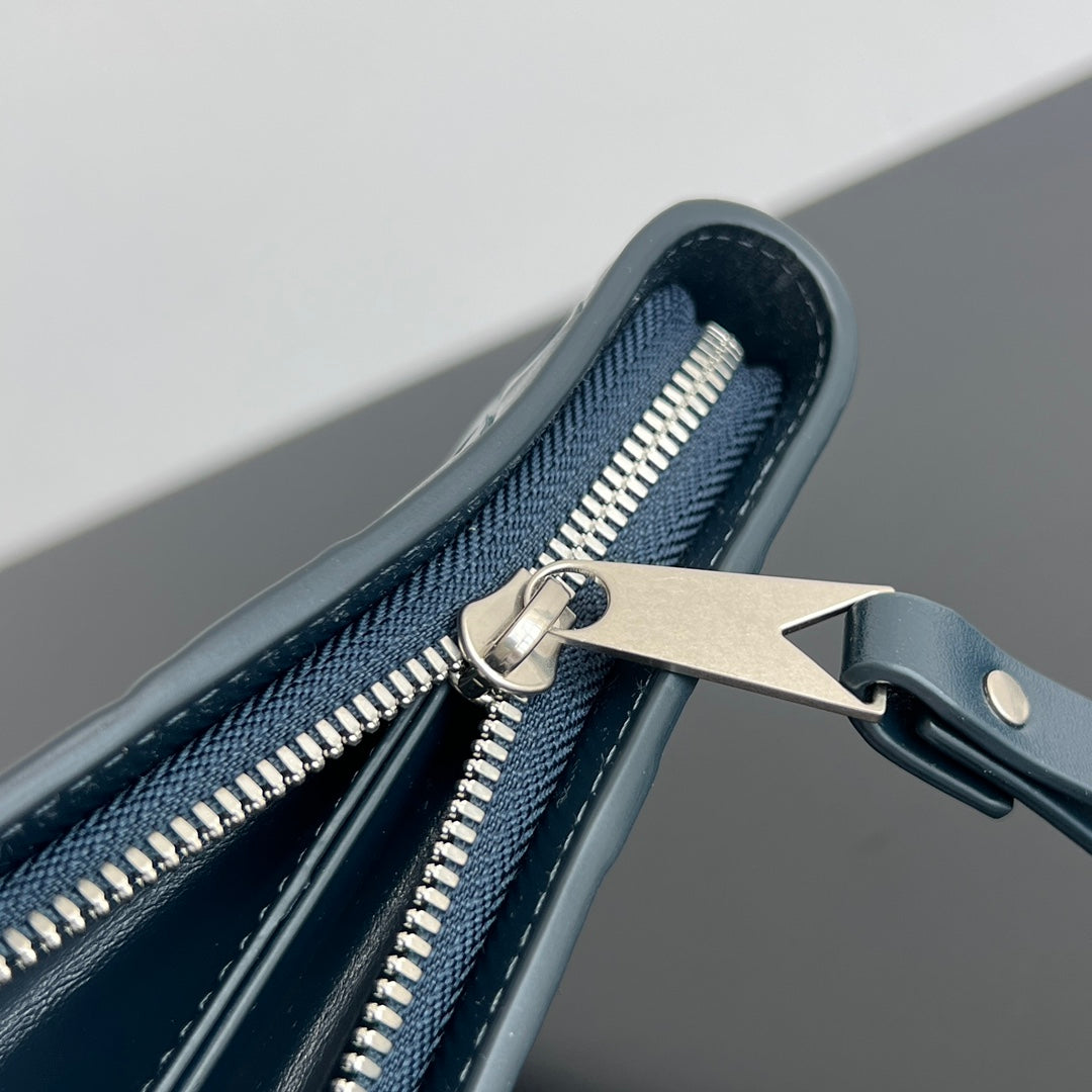 POCHETTE INTRECCIATO 32 EN CUIR DE VEAU SOUPLE BLEU BOIS DE CHÊNE TEINTÉ