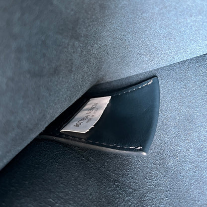 POCHETTE INTRECCIATO 32 EN CUIR DE VEAU SOUPLE BLEU BOIS DE CHÊNE TEINTÉ