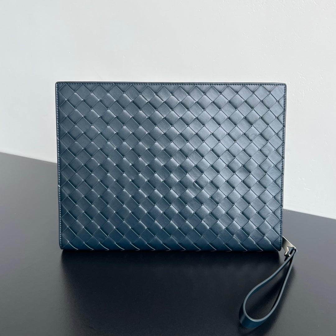 POCHETTE INTRECCIATO 32 EN CUIR DE VEAU SOUPLE BLEU BOIS DE CHÊNE TEINTÉ