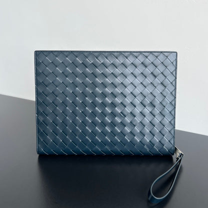 POCHETTE INTRECCIATO 32 EN CUIR DE VEAU SOUPLE BLEU BOIS DE CHÊNE TEINTÉ