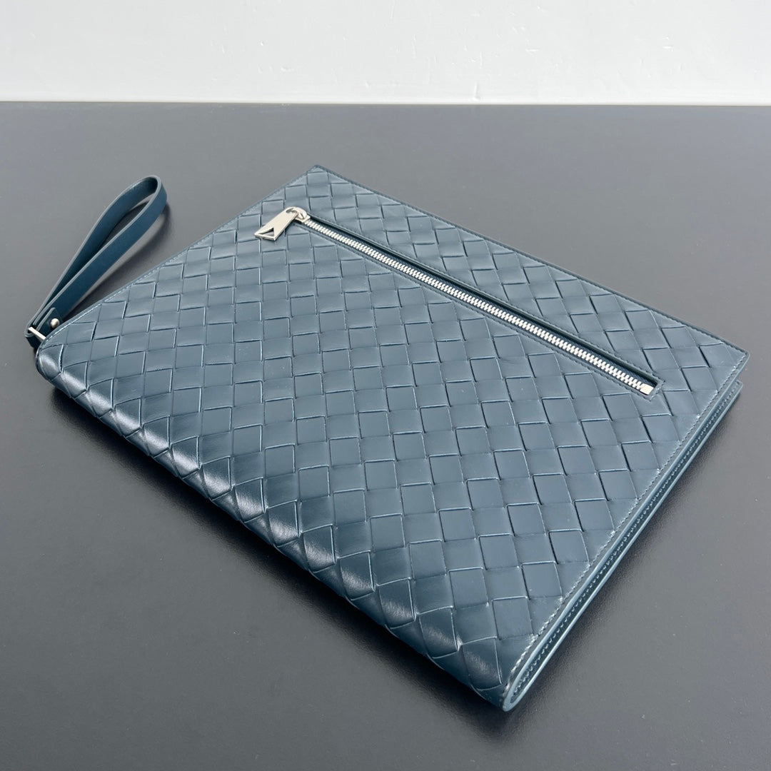 POCHETTE INTRECCIATO 32 EN CUIR DE VEAU SOUPLE BLEU BOIS DE CHÊNE TEINTÉ