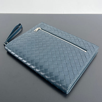 POCHETTE INTRECCIATO 32 EN CUIR DE VEAU SOUPLE BLEU BOIS DE CHÊNE TEINTÉ