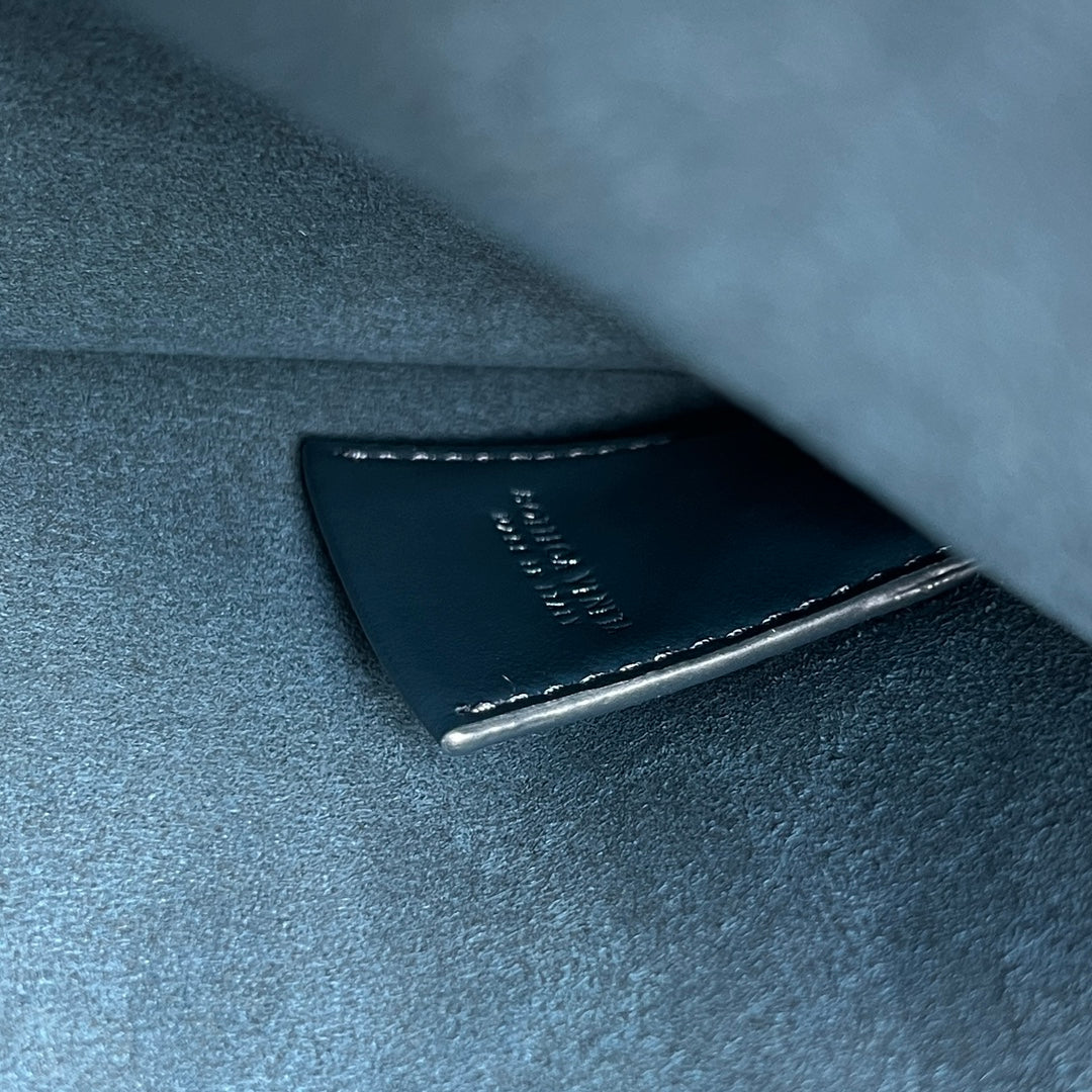 POCHETTE INTRECCIATO 32 EN CUIR DE VEAU SOUPLE BLEU BOIS DE CHÊNE TEINTÉ