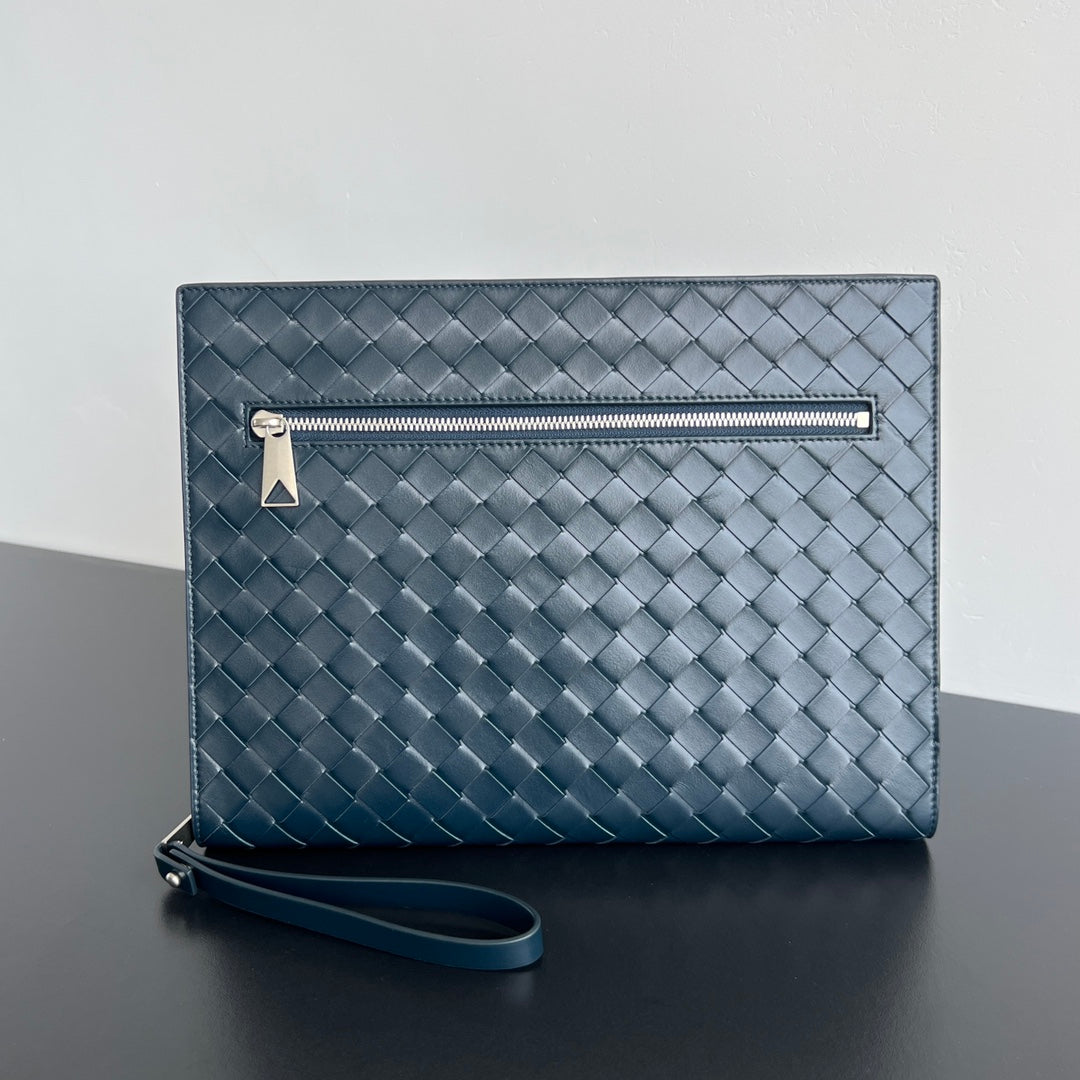 POCHETTE INTRECCIATO 32 EN CUIR DE VEAU SOUPLE BLEU BOIS DE CHÊNE TEINTÉ