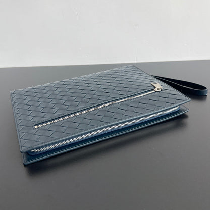 POCHETTE INTRECCIATO 32 EN CUIR DE VEAU SOUPLE BLEU BOIS DE CHÊNE TEINTÉ