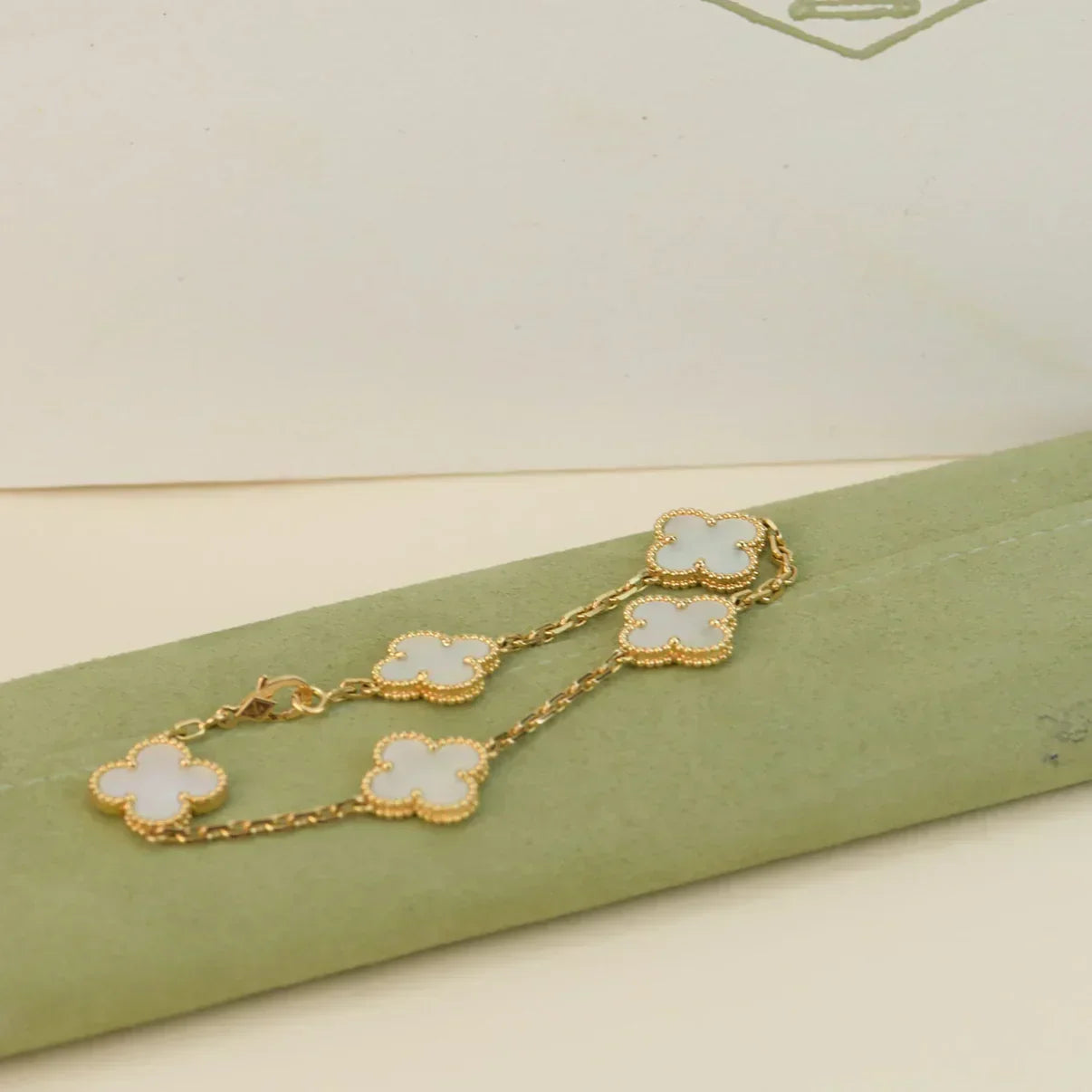 [Shinejoy]CLOVER WHITE PEARL MOP 5 MOTIF BRACELET COLLECTION