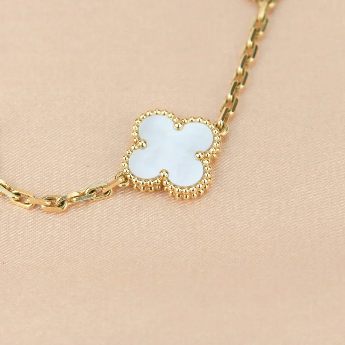 [Shinejoy]CLOVER WHITE PEARL MOP 5 MOTIF BRACELET COLLECTION