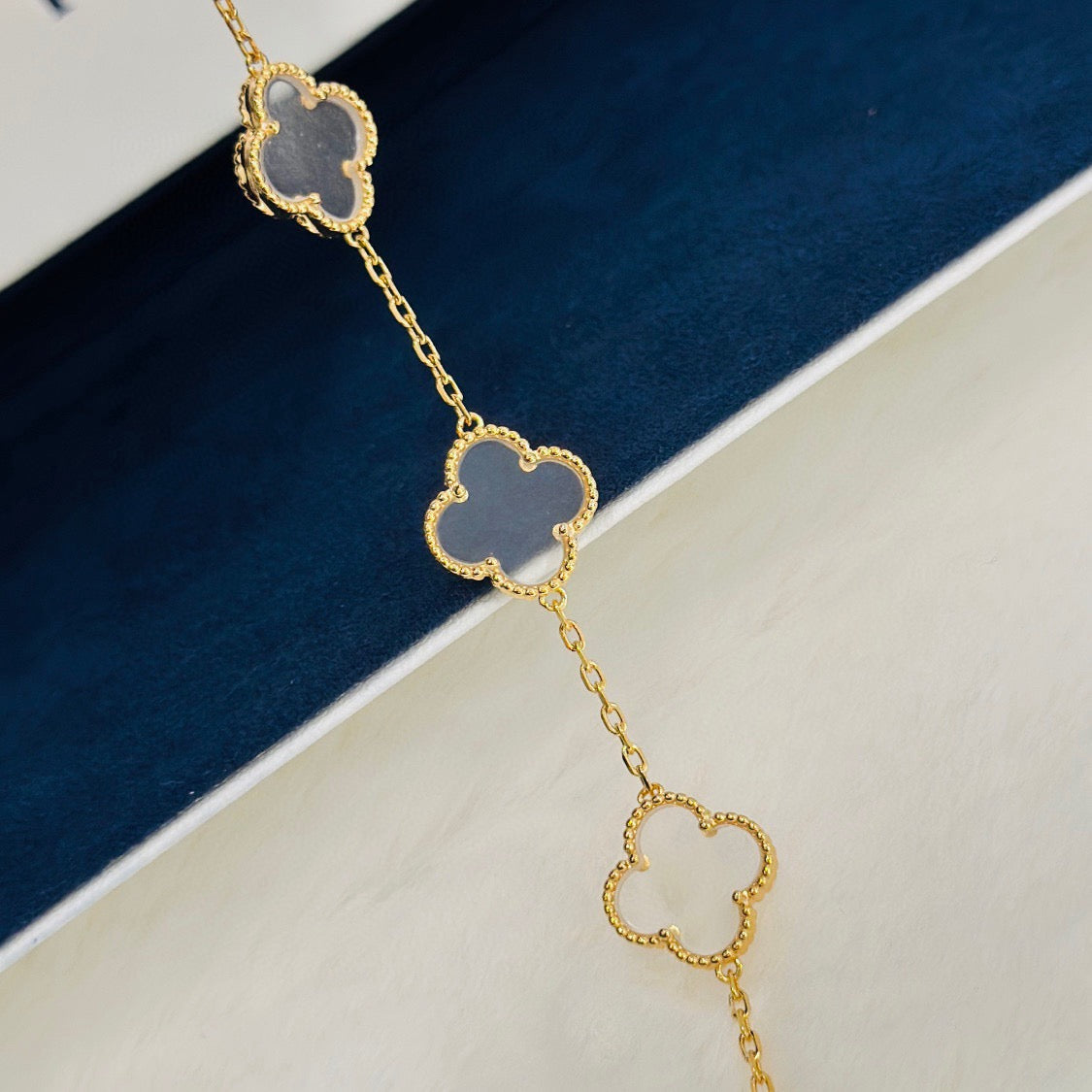 [Shinejoy]CLOVER 5 MOTIF ROCK CRYSTAL BRACELET