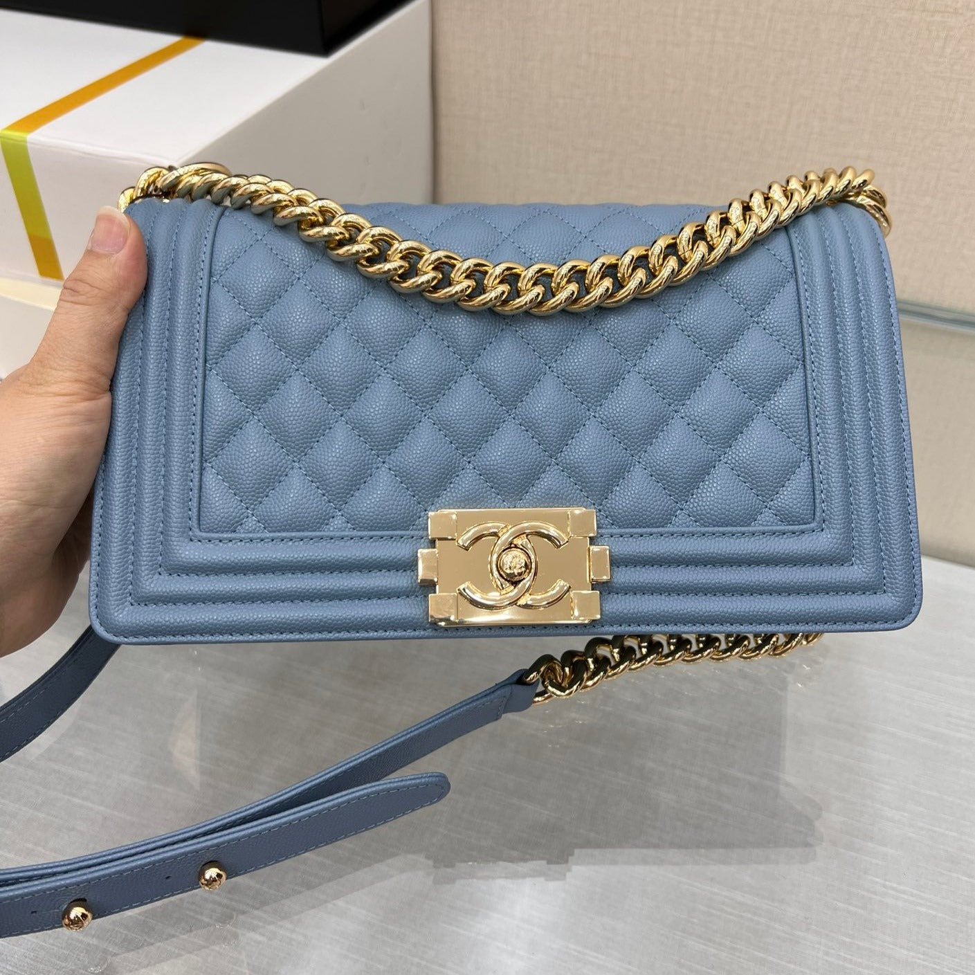 SAC BOY MOYEN 25 BLEU NUAGE CAVIAR MÉTAL DORÉ