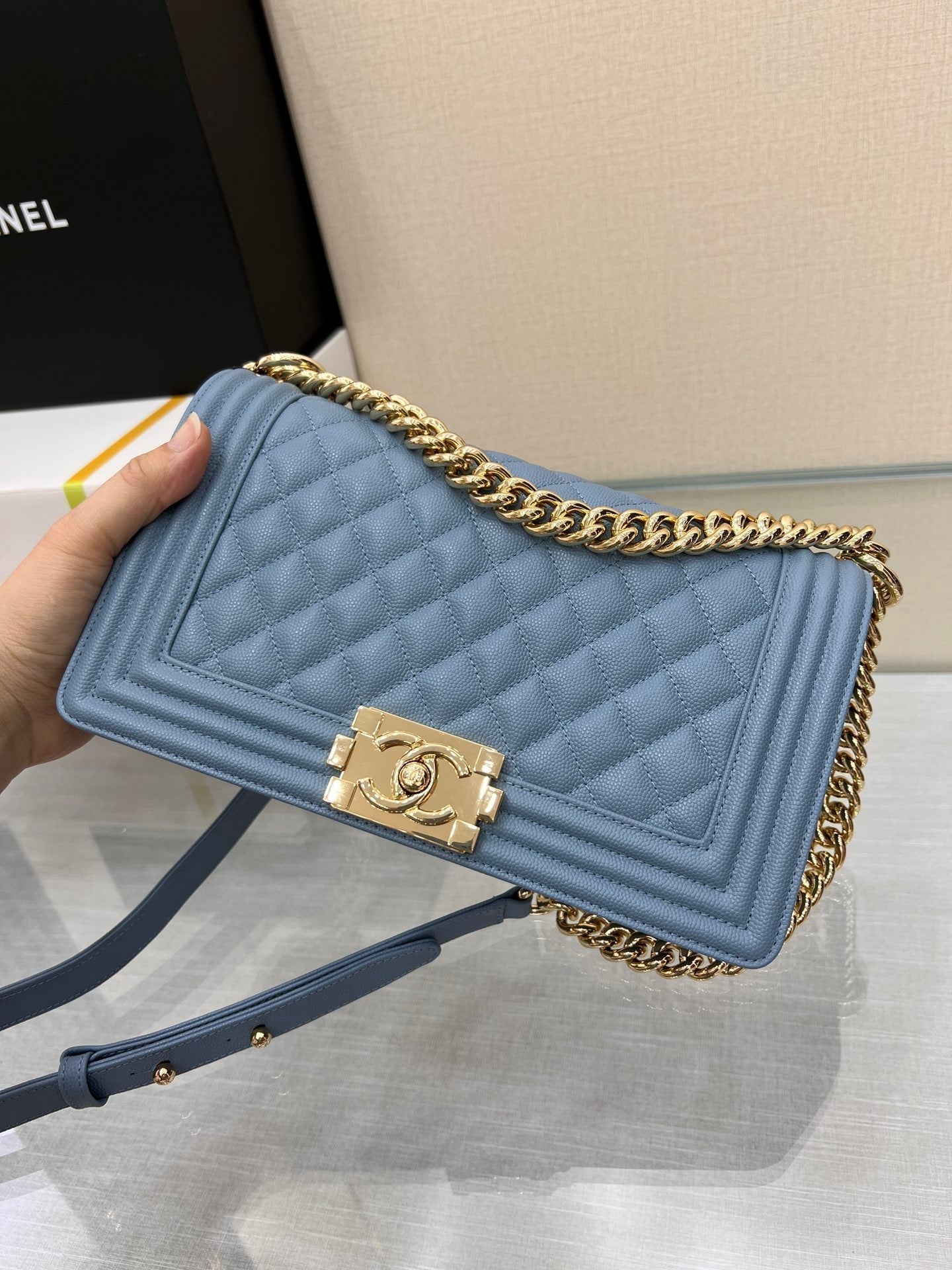SAC BOY MOYEN 25 BLEU NUAGE CAVIAR MÉTAL DORÉ