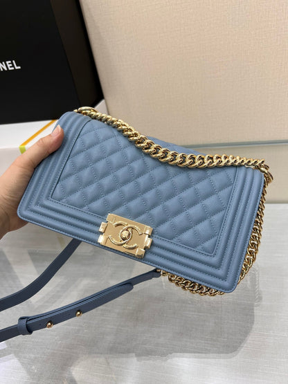 SAC BOY MOYEN 25 BLEU NUAGE CAVIAR MÉTAL DORÉ
