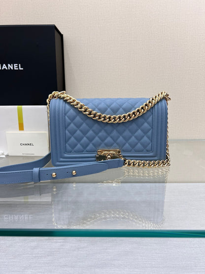 SAC BOY MOYEN 25 BLEU NUAGE CAVIAR MÉTAL DORÉ