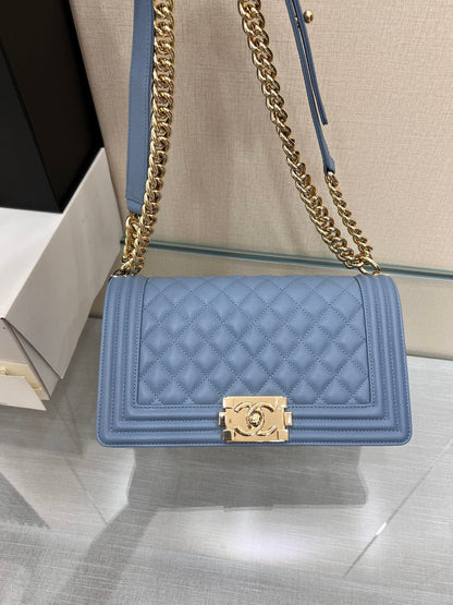 SAC BOY MOYEN 25 BLEU NUAGE CAVIAR MÉTAL DORÉ