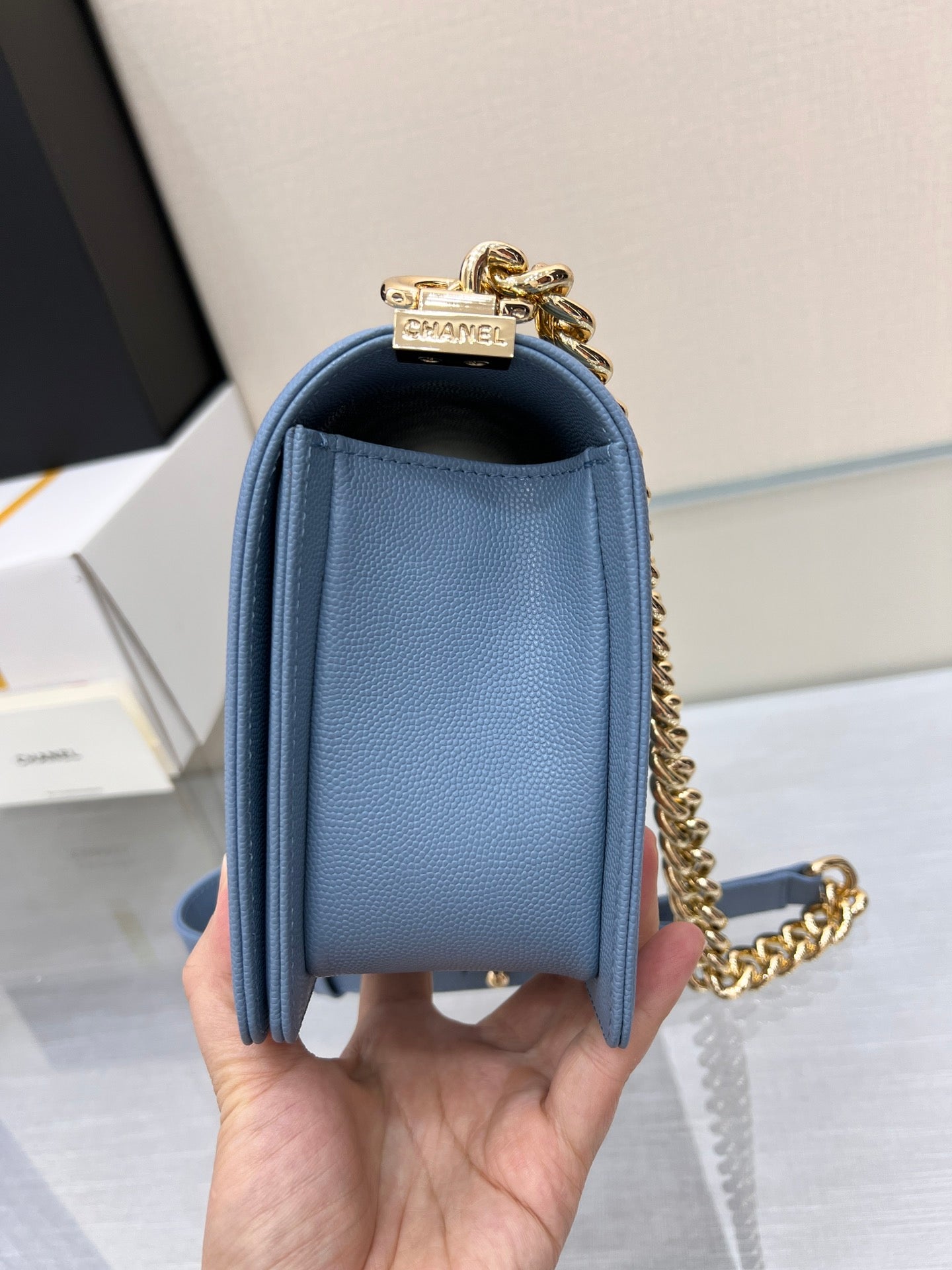SAC BOY MOYEN 25 BLEU NUAGE CAVIAR MÉTAL DORÉ