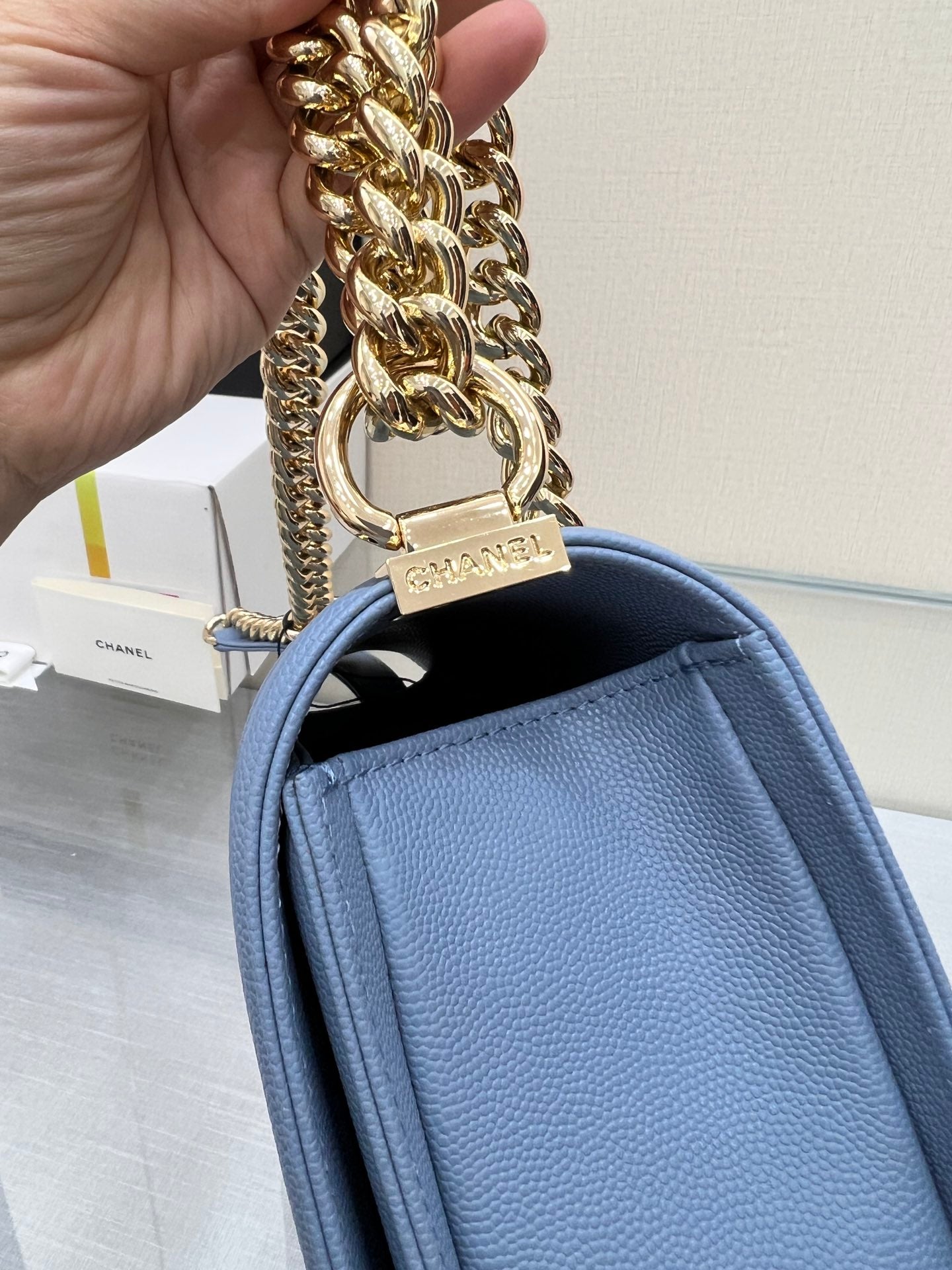 SAC BOY MOYEN 25 BLEU NUAGE CAVIAR MÉTAL DORÉ