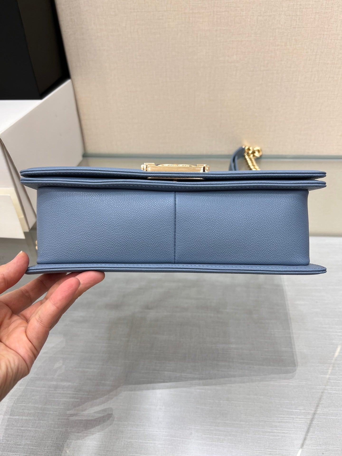 SAC BOY MOYEN 25 BLEU NUAGE CAVIAR MÉTAL DORÉ