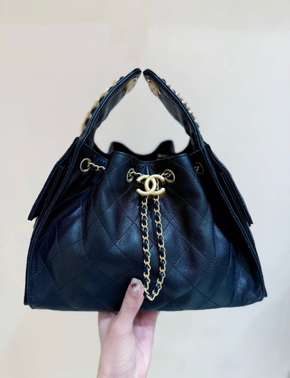 SAC À MAIN CC 25 EN CUIR DE VEAU GRAINÉ NOIR 30 MATÉRIEL DORÉ