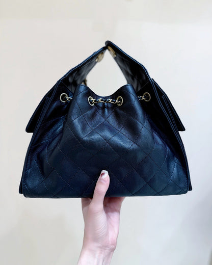 SAC À MAIN CC 25 EN CUIR DE VEAU GRAINÉ NOIR 30 MATÉRIEL DORÉ