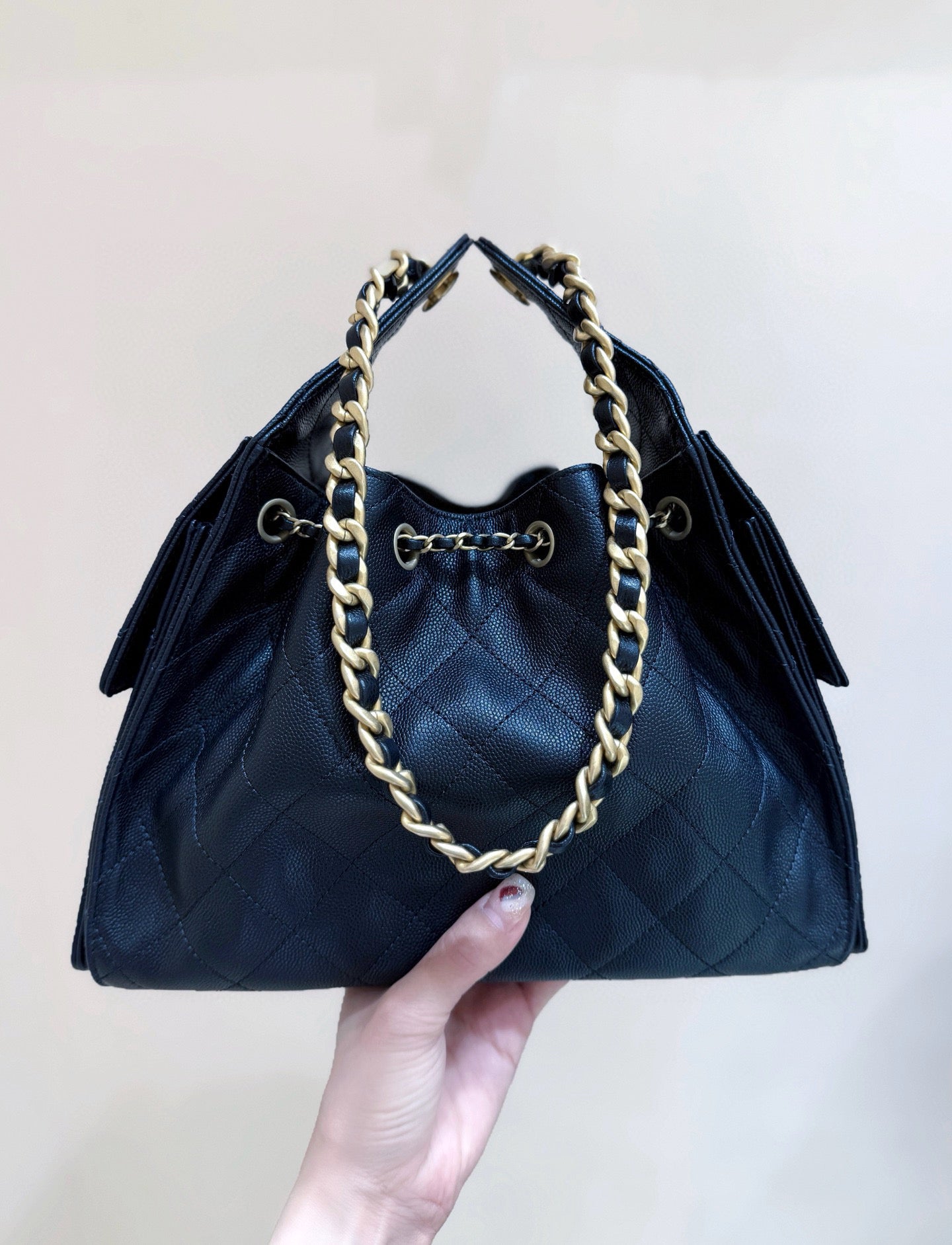 SAC À MAIN CC 25 EN CUIR DE VEAU GRAINÉ NOIR 30 MATÉRIEL DORÉ