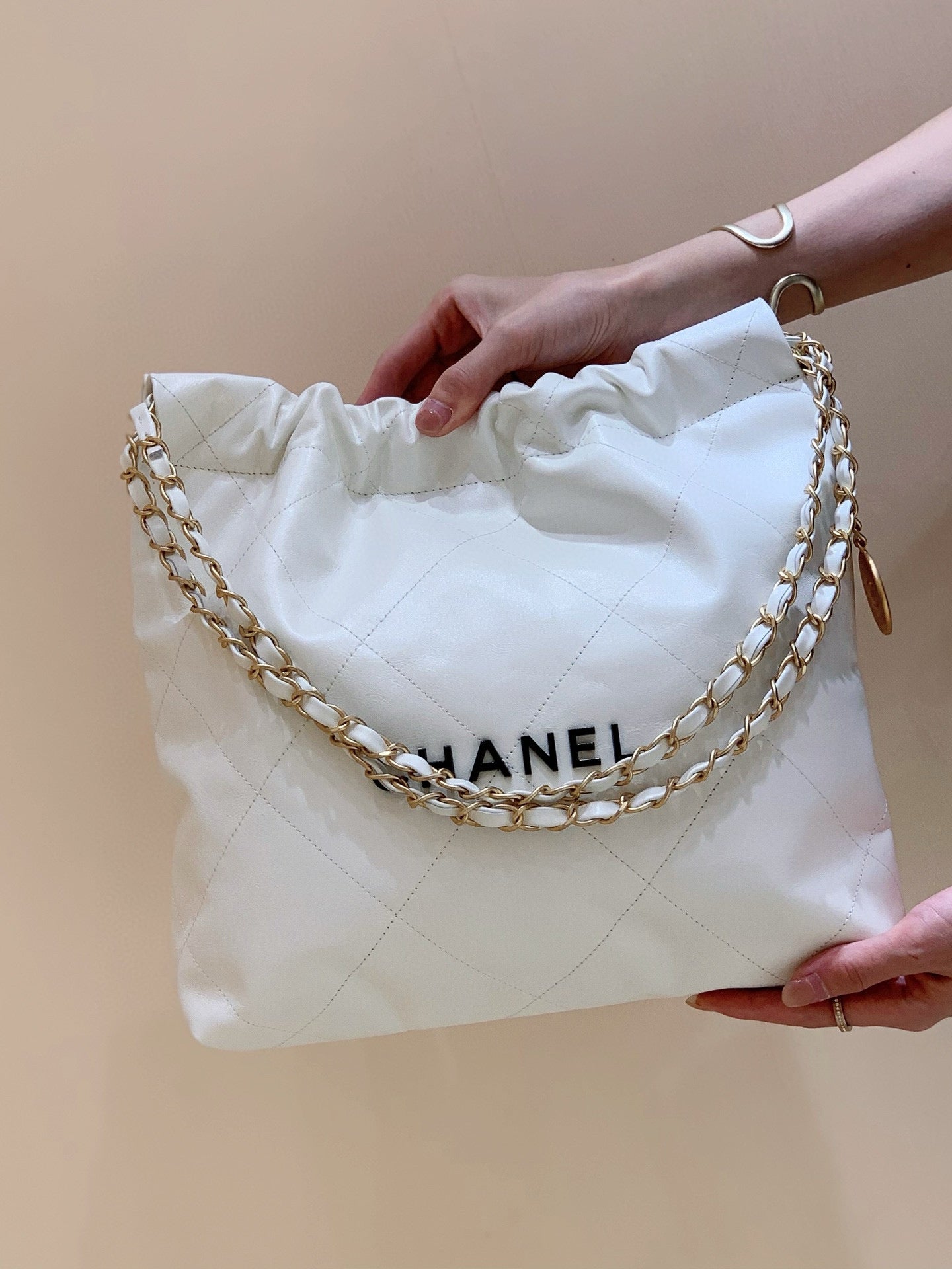 SAC HOBO CC 37 BLANC CUIR D'AGNEAU CC NOIR ACCASTILLAGE DORÉ