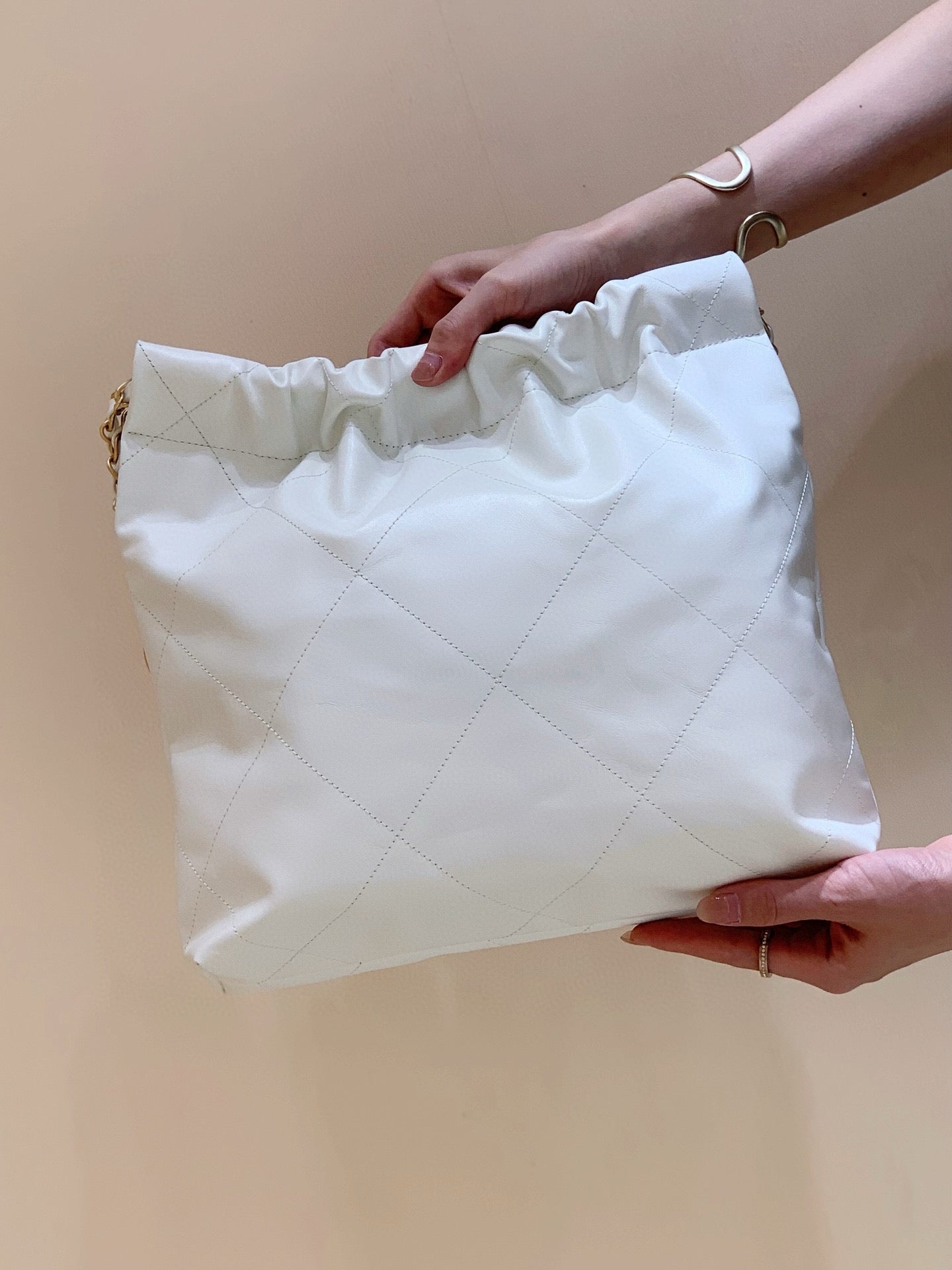 SAC HOBO CC 37 BLANC CUIR D'AGNEAU CC NOIR ACCASTILLAGE DORÉ