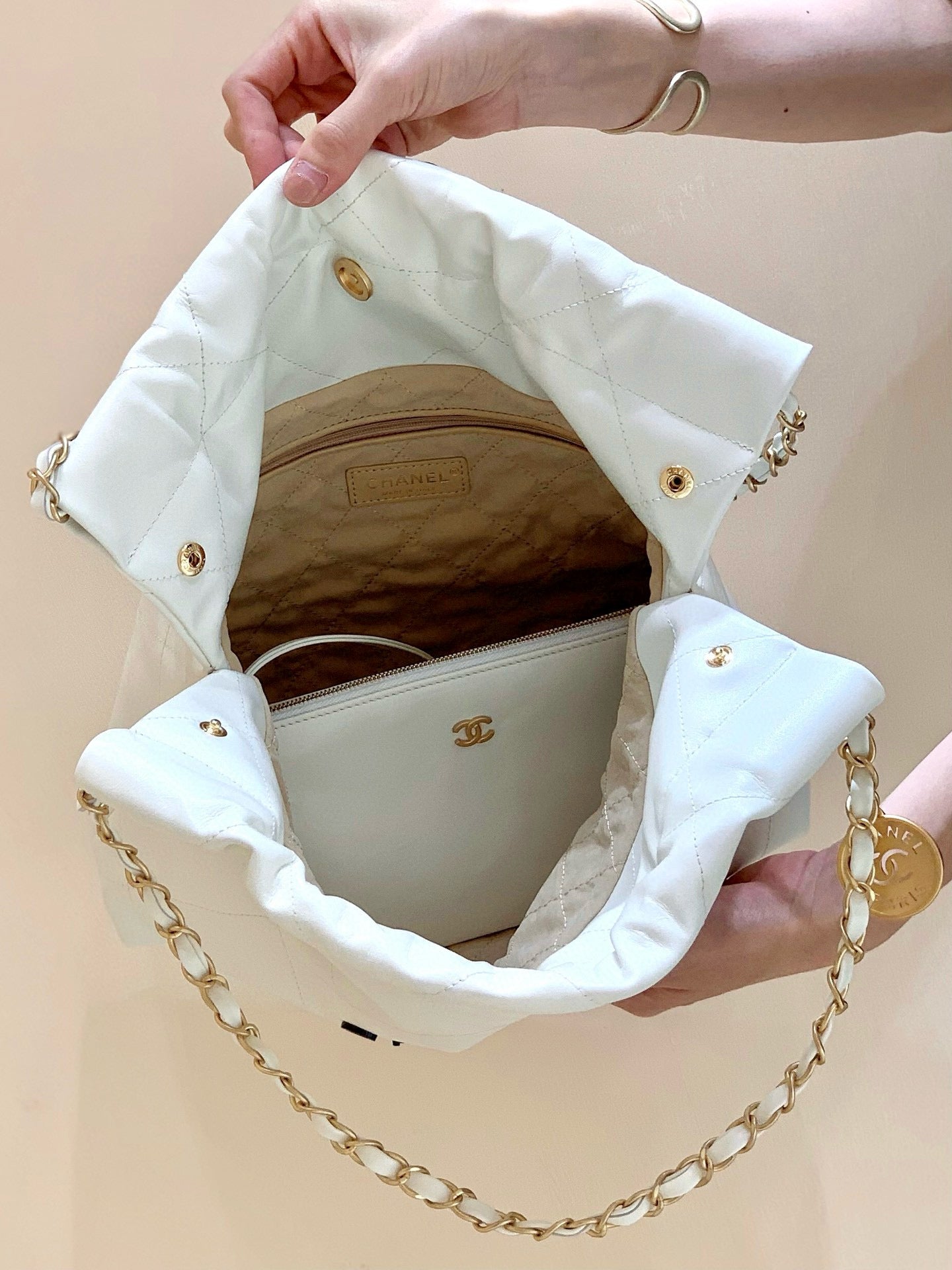 SAC HOBO CC 37 BLANC CUIR D'AGNEAU CC NOIR ACCASTILLAGE DORÉ