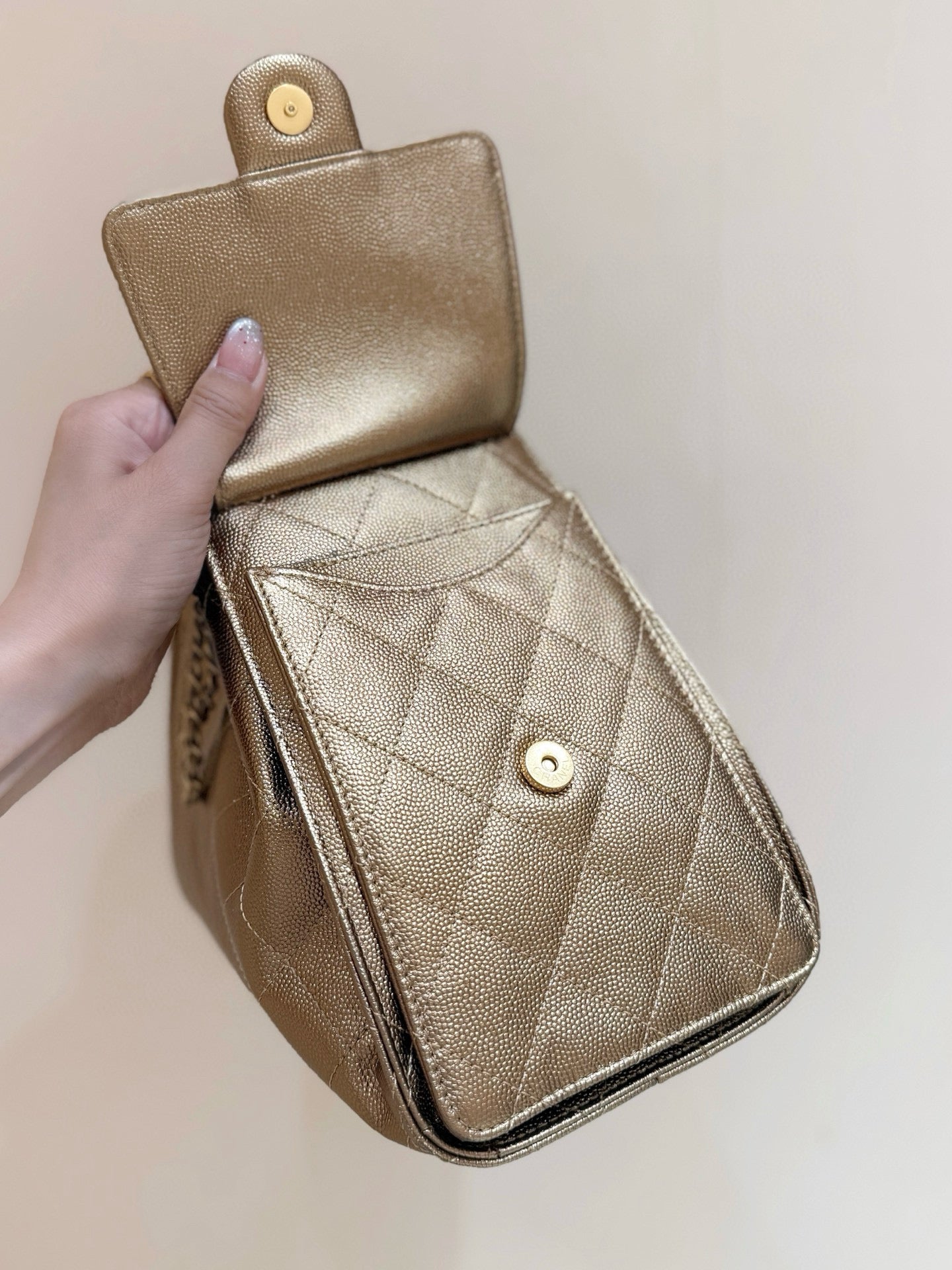 SAC À MAIN CHANEL 25 MOYEN EN CUIR DE VEAU MARRON DORÉ AVEC ACCASTILLAGE DORÉ