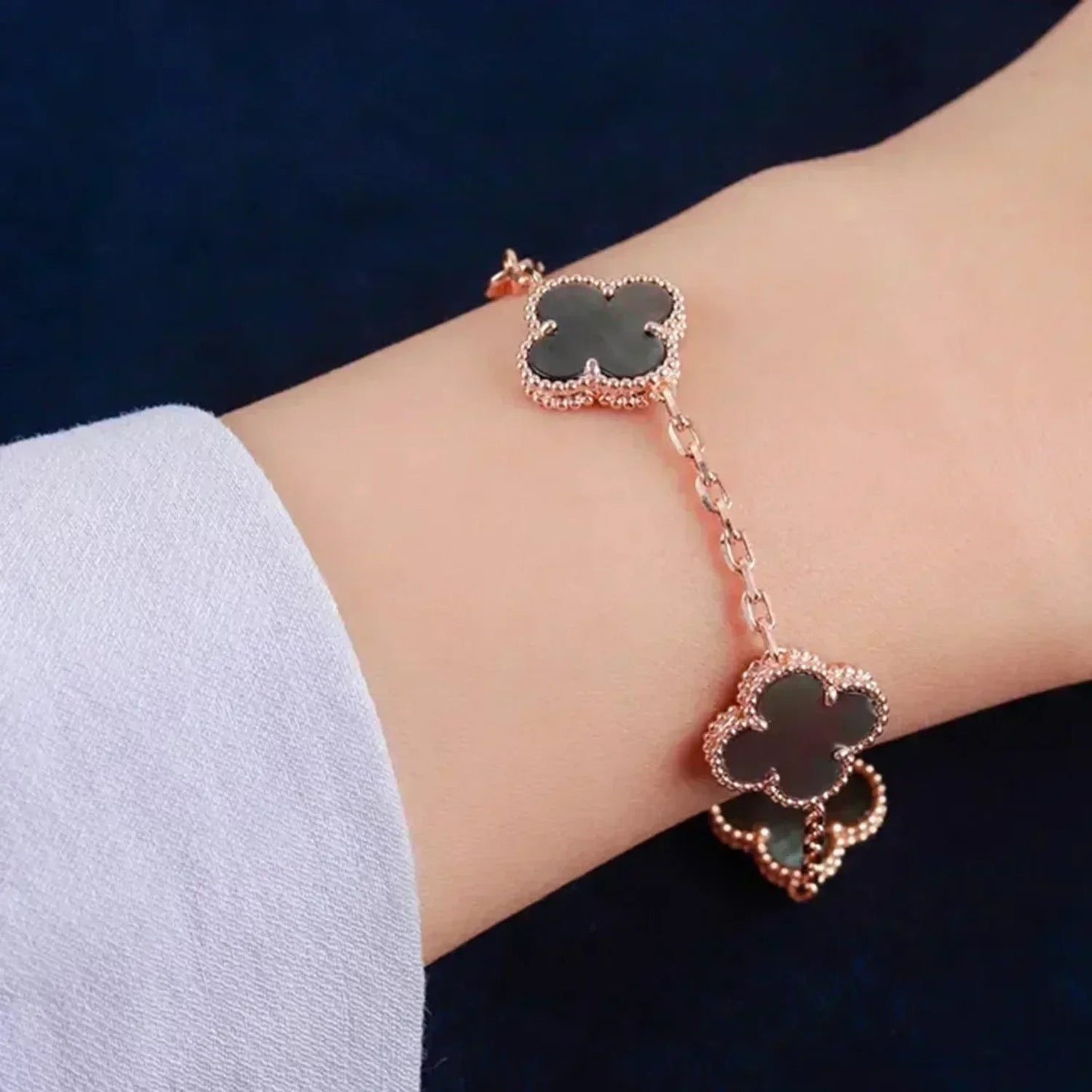 [Shinejoy] CLOVER 5 MOTIF GRAY MOP BRACELET COLLECTION