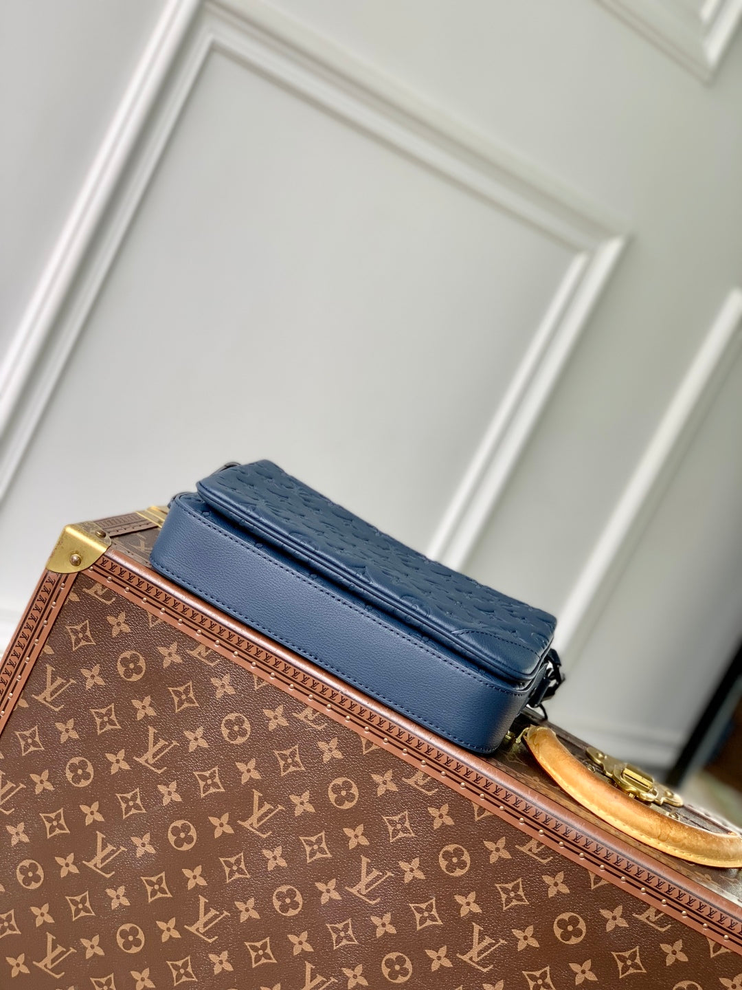 TRIO MESSENGER 25 IN BLUE MONOGRAM SHADOW CALFSKIN