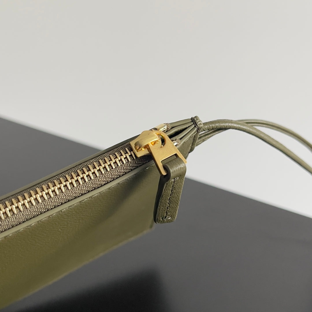 BOTTEGA VENETA GRAND SAC CABAT 25S 51 EN CUIR DE VEAU VERT ARMÉE ET ACCESSOIRES DORÉS