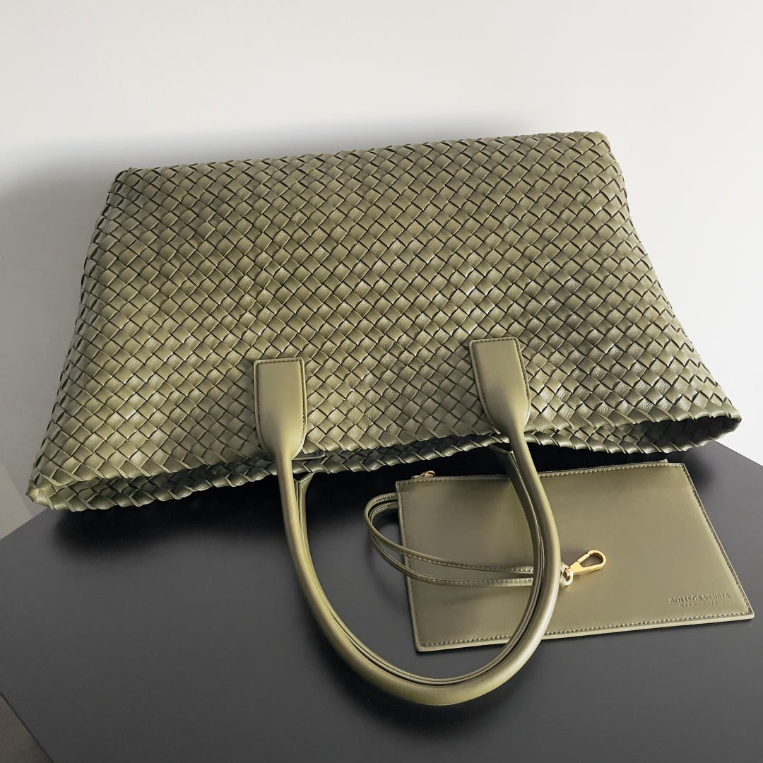 BOTTEGA VENETA GRAND SAC CABAT 25S 51 EN CUIR DE VEAU VERT ARMÉE ET ACCESSOIRES DORÉS