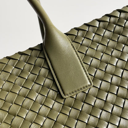 BOTTEGA VENETA GRAND SAC CABAT 25S 51 EN CUIR DE VEAU VERT ARMÉE ET ACCESSOIRES DORÉS