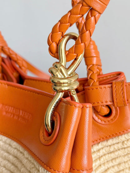BOTTEGA VENETA 25S PETIT PARACHUTE 20 EN CUIR DE VEAU ET RAPIA ORANGE BRÛLÉ