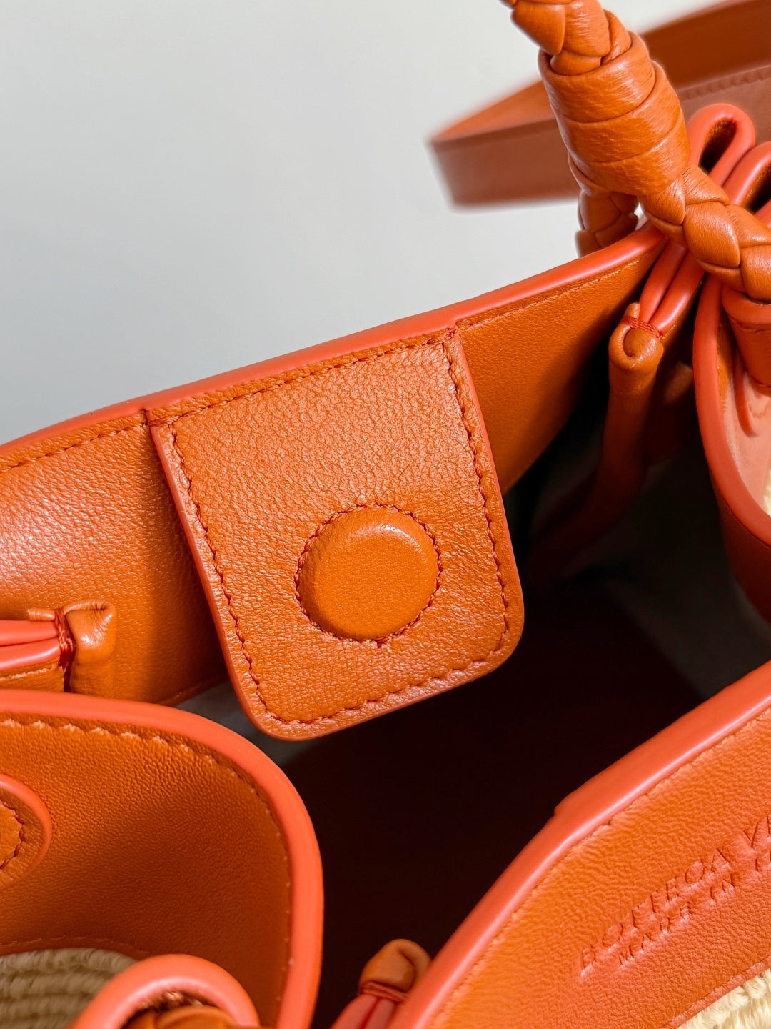 BOTTEGA VENETA 25S PETIT PARACHUTE 20 EN CUIR DE VEAU ET RAPIA ORANGE BRÛLÉ