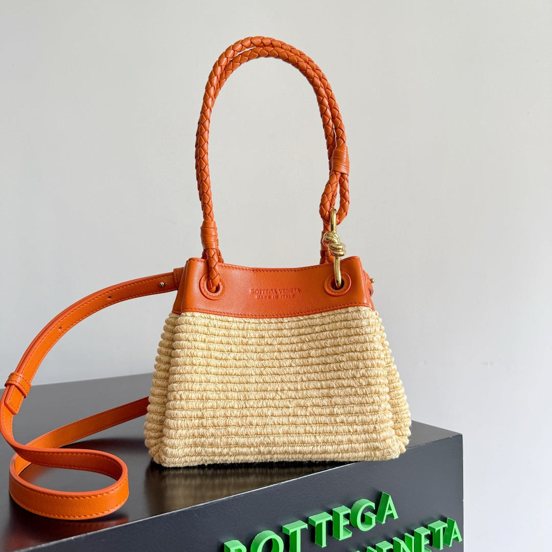 BOTTEGA VENETA 25S PETIT PARACHUTE 20 EN CUIR DE VEAU ET RAPIA ORANGE BRÛLÉ