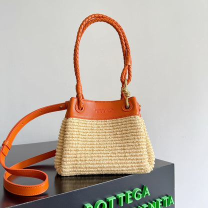 BOTTEGA VENETA 25S PETIT PARACHUTE 20 EN CUIR DE VEAU ET RAPIA ORANGE BRÛLÉ