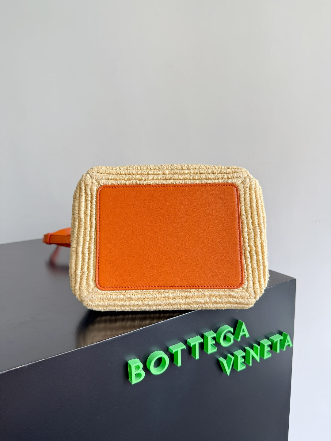 BOTTEGA VENETA 25S PETIT PARACHUTE 20 EN CUIR DE VEAU ET RAPIA ORANGE BRÛLÉ
