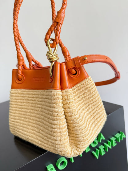BOTTEGA VENETA 25S PETIT PARACHUTE 20 EN CUIR DE VEAU ET RAPIA ORANGE BRÛLÉ
