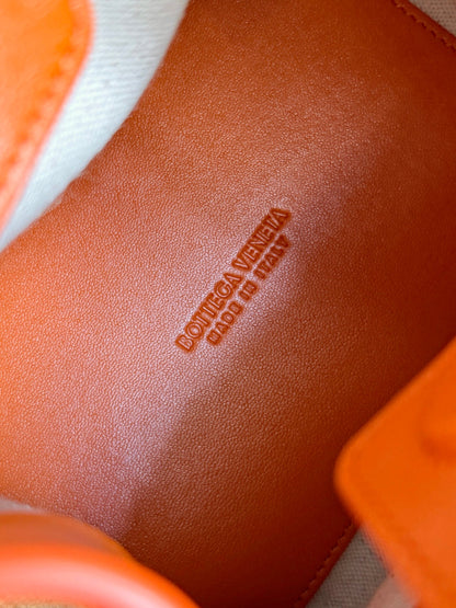 BOTTEGA VENETA 25S PETIT PARACHUTE 20 EN CUIR DE VEAU ET RAPIA ORANGE BRÛLÉ