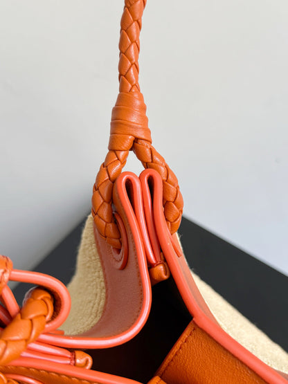 BOTTEGA VENETA 25S PETIT PARACHUTE 20 EN CUIR DE VEAU ET RAPIA ORANGE BRÛLÉ