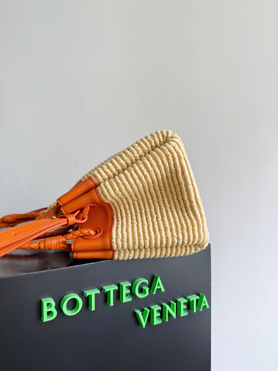 BOTTEGA VENETA 25S PETIT PARACHUTE 20 EN CUIR DE VEAU ET RAPIA ORANGE BRÛLÉ