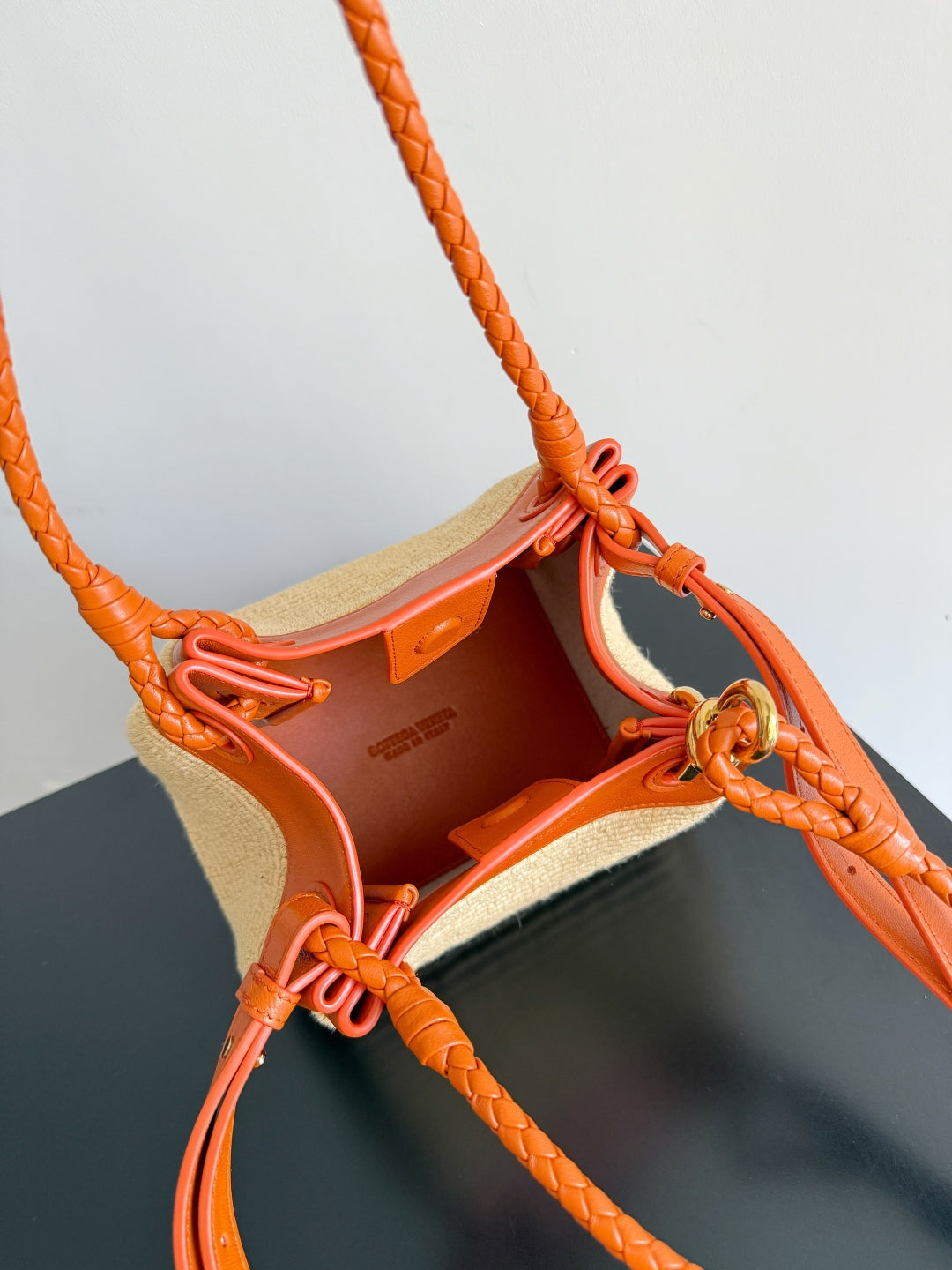 BOTTEGA VENETA 25S PETIT PARACHUTE 20 EN CUIR DE VEAU ET RAPIA ORANGE BRÛLÉ