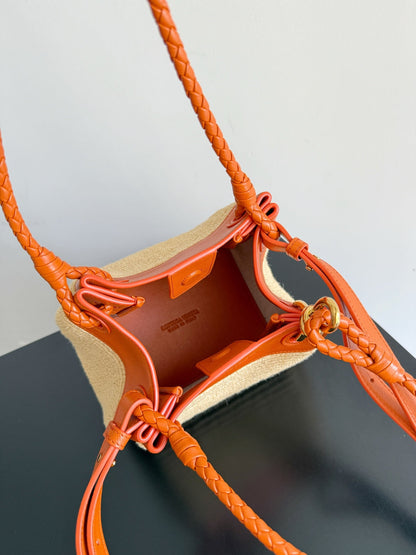 BOTTEGA VENETA 25S PETIT PARACHUTE 20 EN CUIR DE VEAU ET RAPIA ORANGE BRÛLÉ