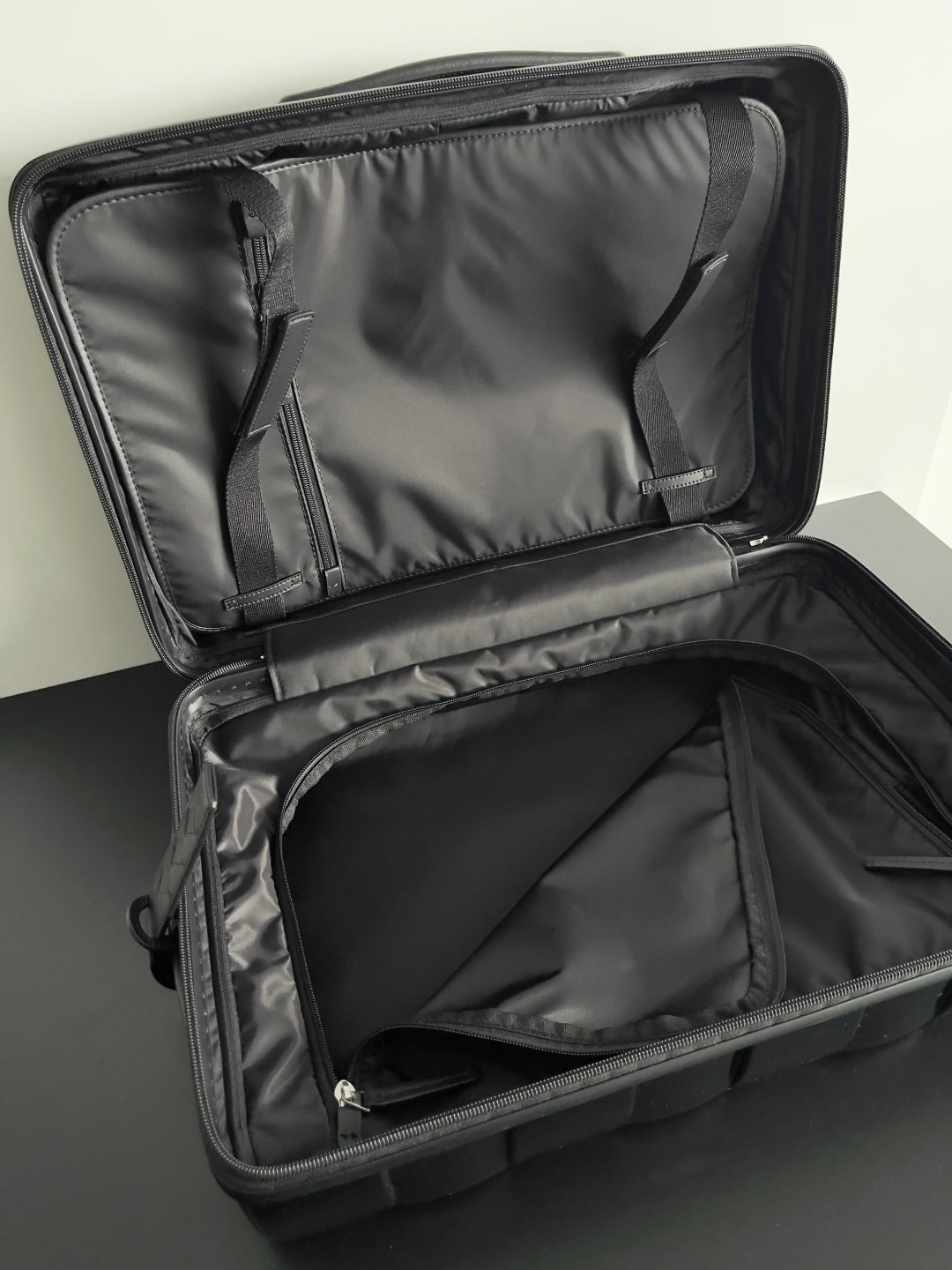 BOTTEGA VENETA 25S VALISE DE CABINE ODYSSEY MOTIF INTRECCIO 3D 55 CM EN CUIR DE VEAU NOIR