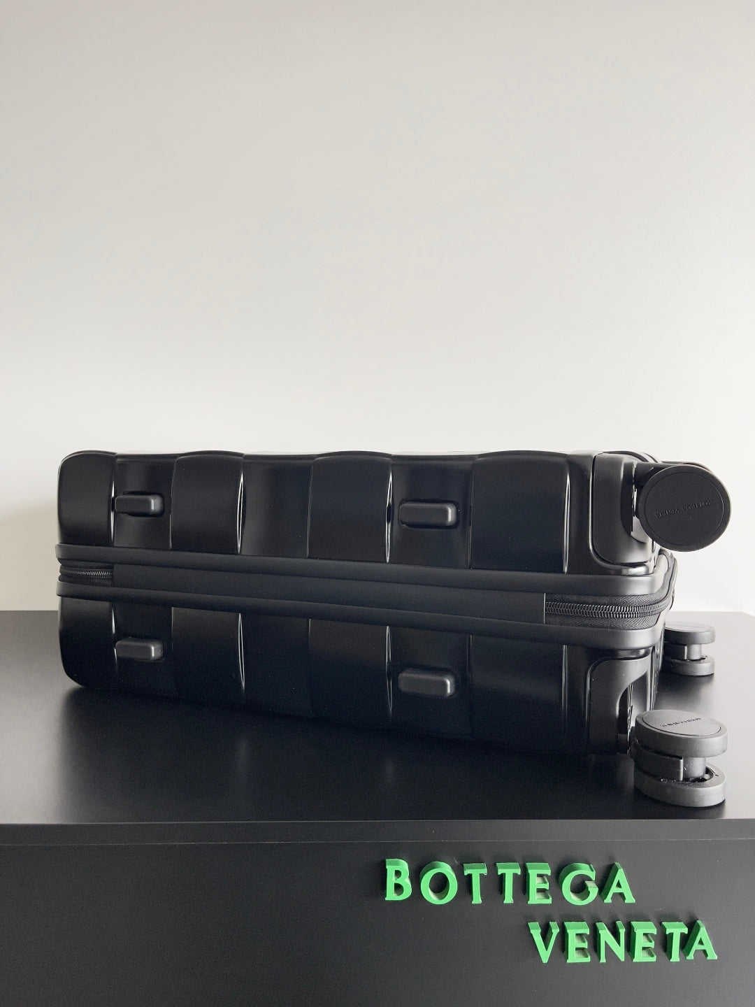 BOTTEGA VENETA 25S VALISE DE CABINE ODYSSEY MOTIF INTRECCIO 3D 55 CM EN CUIR DE VEAU NOIR