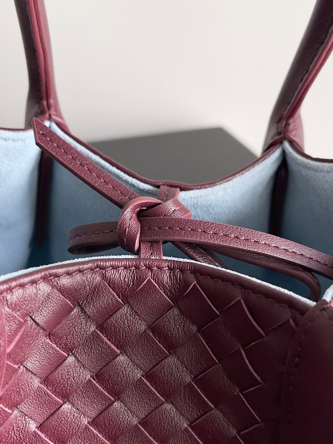 SAC CABAS RÉVERSIBLE PETITE PINACOTECA 24 EN PEAU D'AGNEAU MADDER BROWN ET DAIM BLEU CLAIR